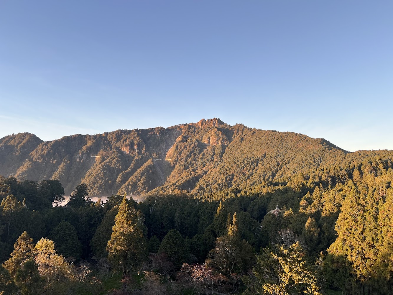 阿里山賓館觀景平台可遠眺山脈與夕陽森林景觀