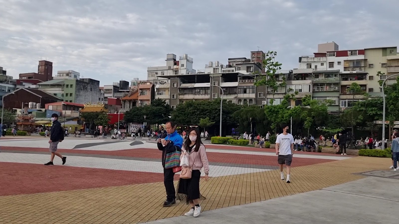 淡水老街廣場，老街建築群，廟宇紅屋頂，魚網地磚