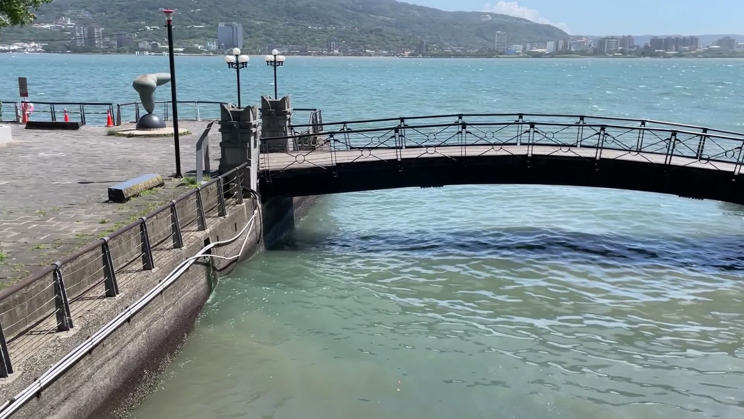淡水海濱拱橋景色