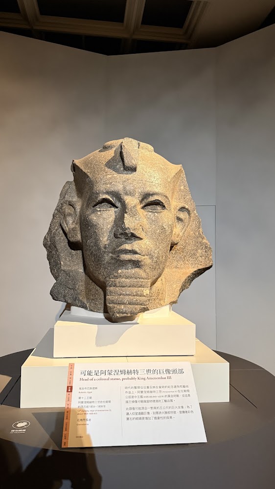埃及特展中展出的古埃及法老雕像頭部