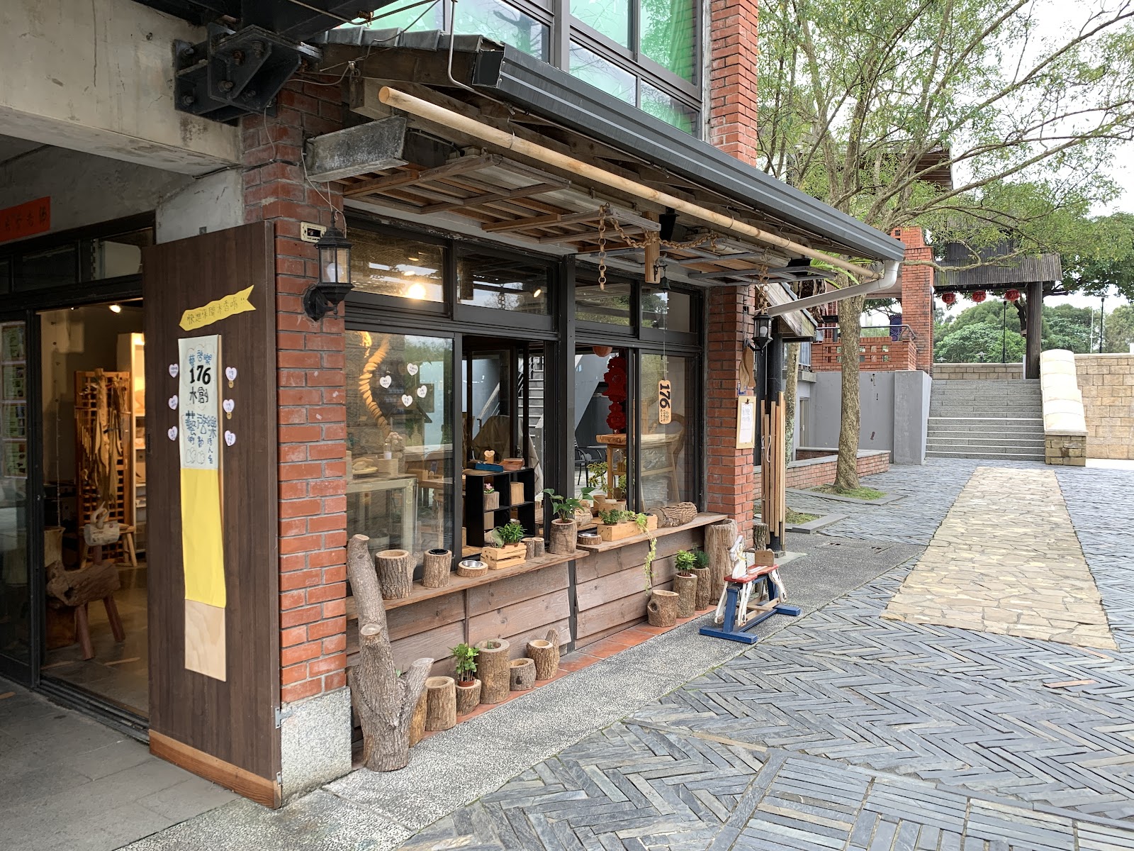 宜蘭傳藝園區手工藝工坊店面外觀 木段裝飾