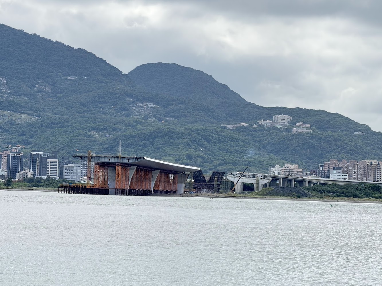 淡江大橋施工中與山脈城市背景