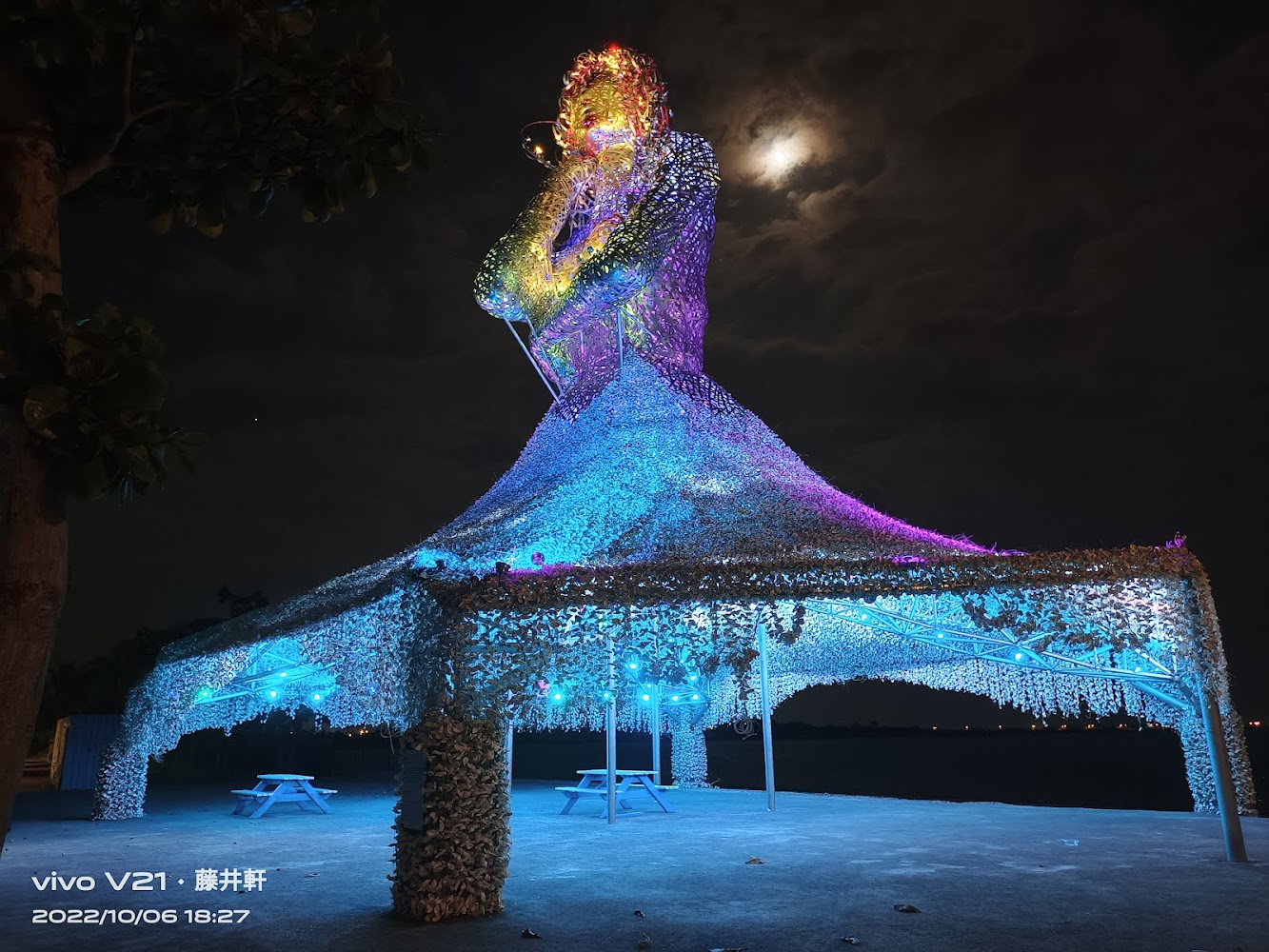 夜間點燈的海之女神大型光雕裝置