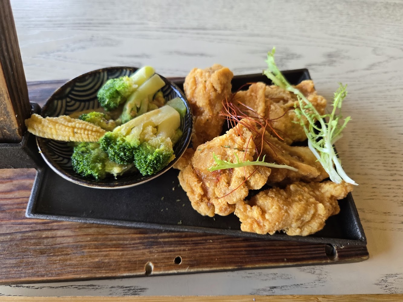 酥炸雞塊與蔬菜配菜