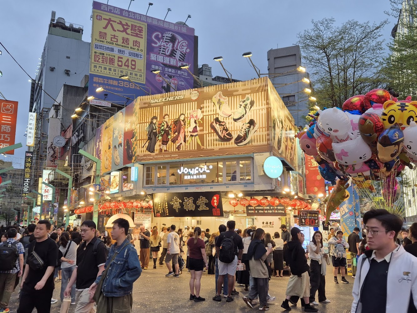 西門夜市繁華街景與卡通氣球