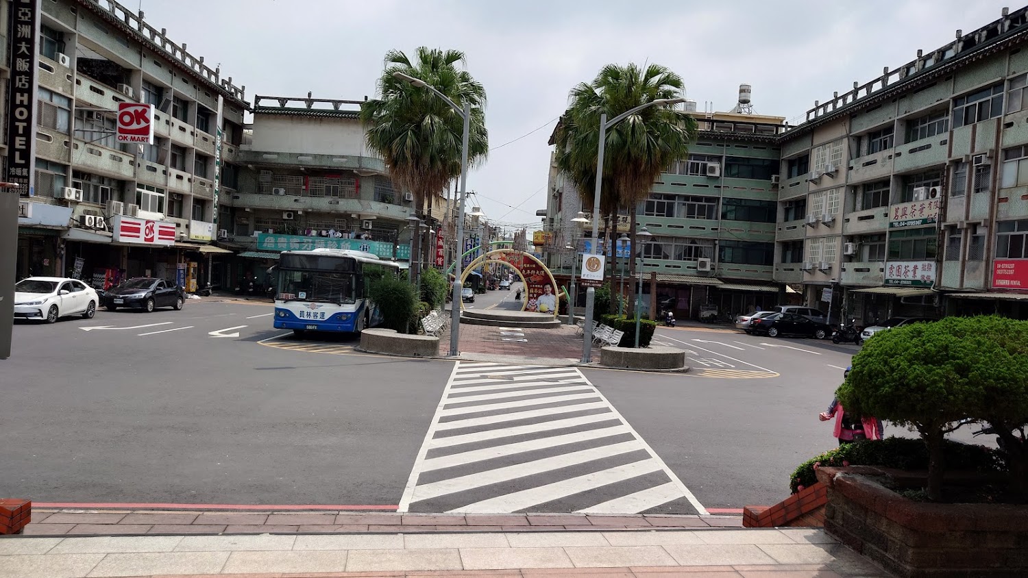 二水車站周邊市區街景與拱門地標