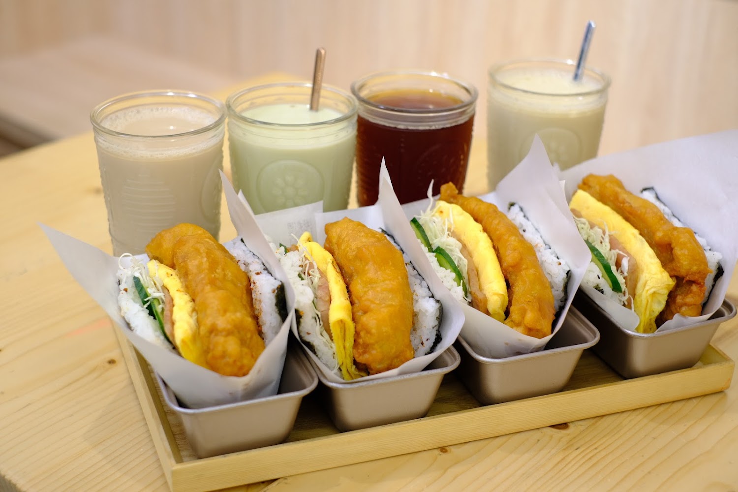 米咕家竹北總店四份海苔飯糰漢堡與飲料