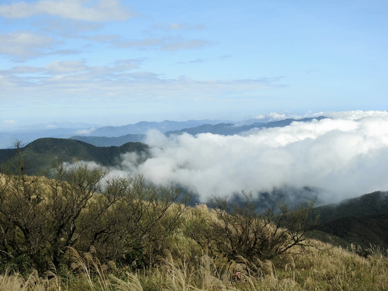 阿玉山遠眺壯觀山脈與雲霧