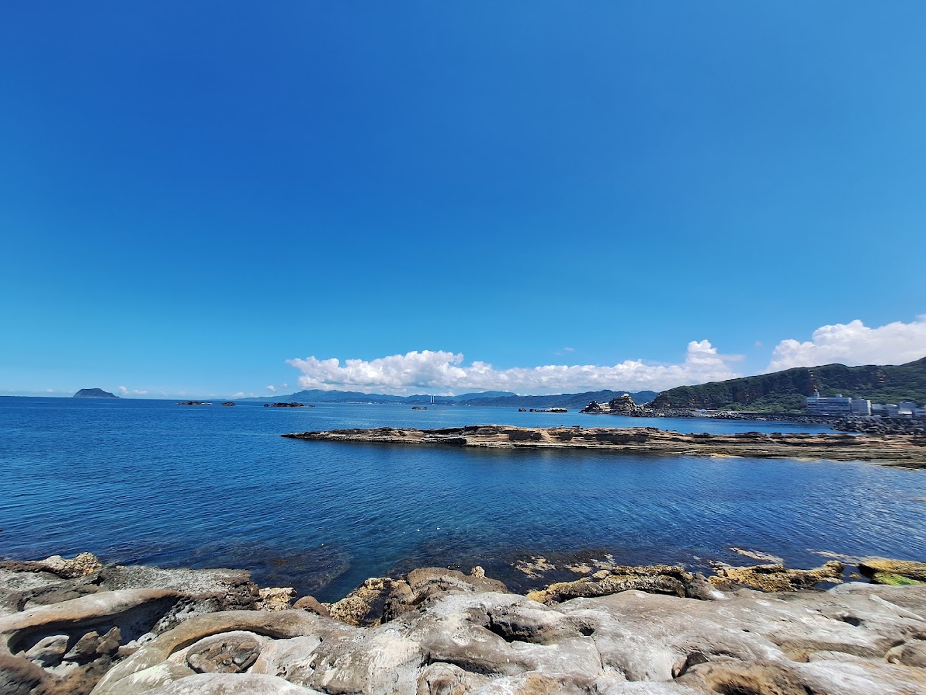 藍天白雲下的野柳海岸景色