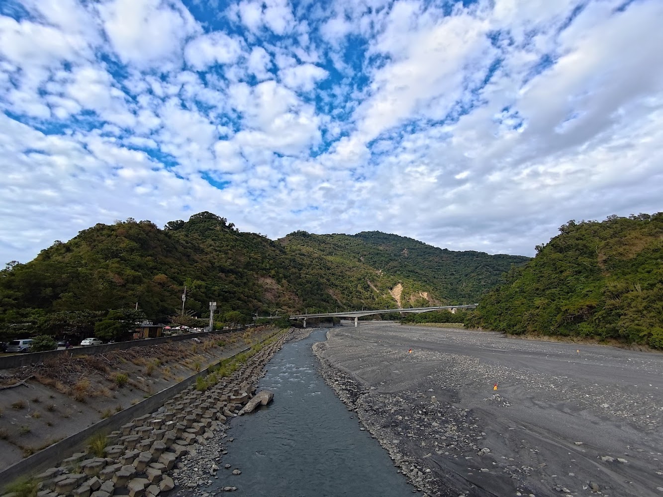 河流蜿蜒穿過山谷,景色壯麗