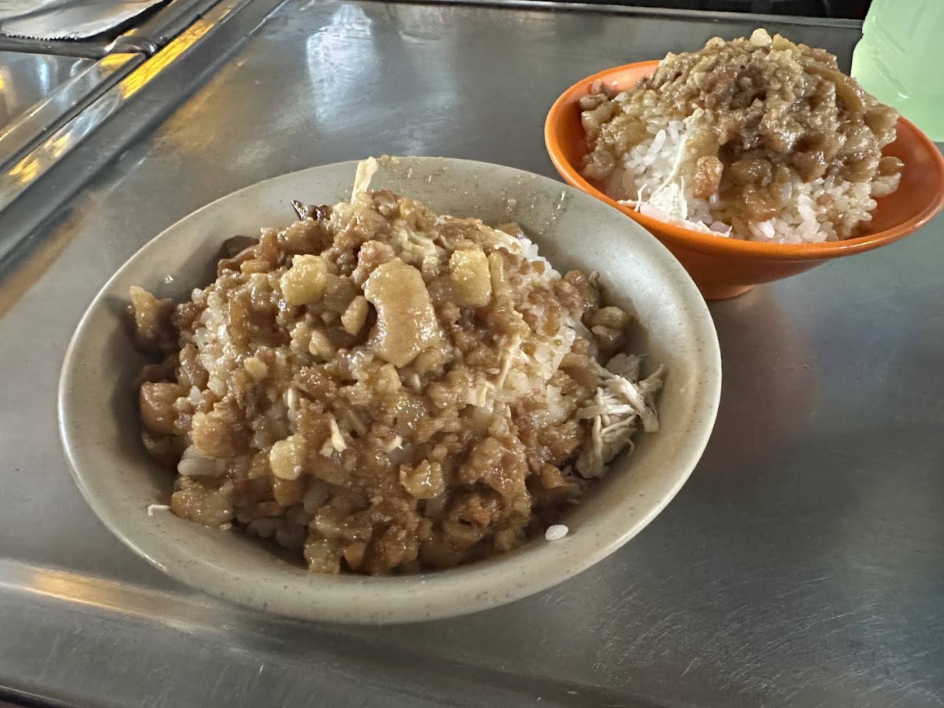 兩碗雞絲滷肉飯近拍