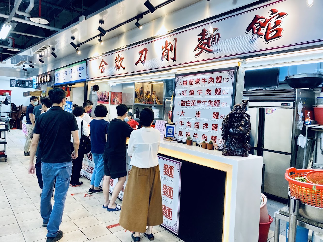 合歡刀削麵館排隊人潮