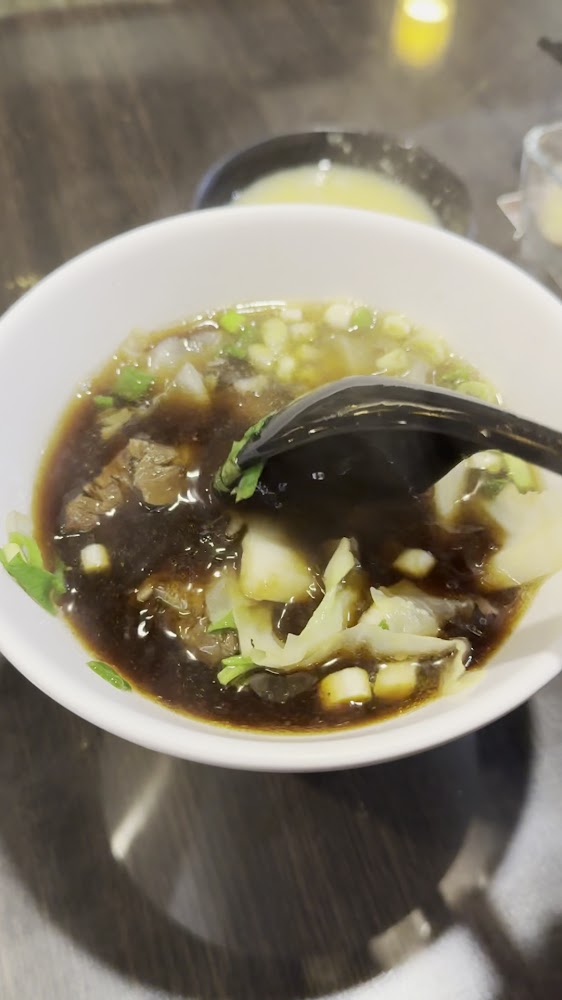 鼎藏煎餃的羹湯配料豐富，湯頭濃郁