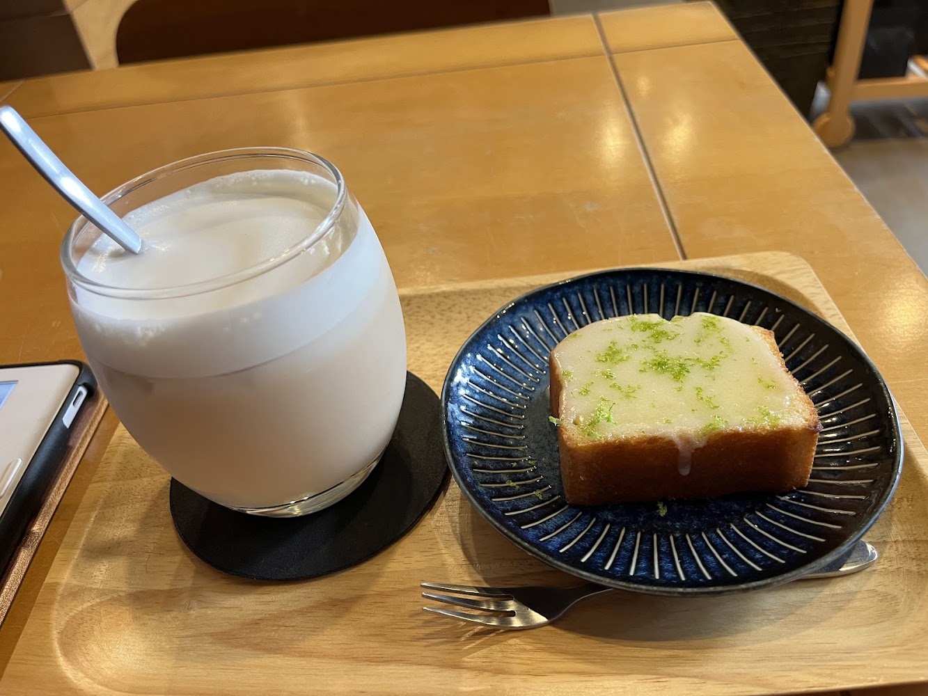 伴珈家飲品與檸檬糖霜磅蛋糕