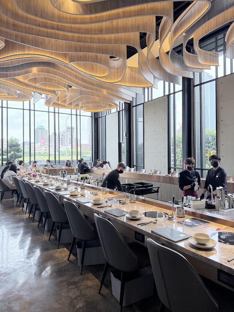 月暮藏涮涮鍋寬敞高雅用餐空間