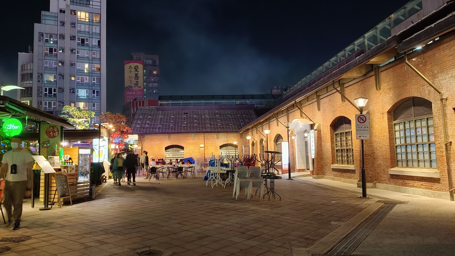 夜晚紅磚老建築與戶外座位街區
