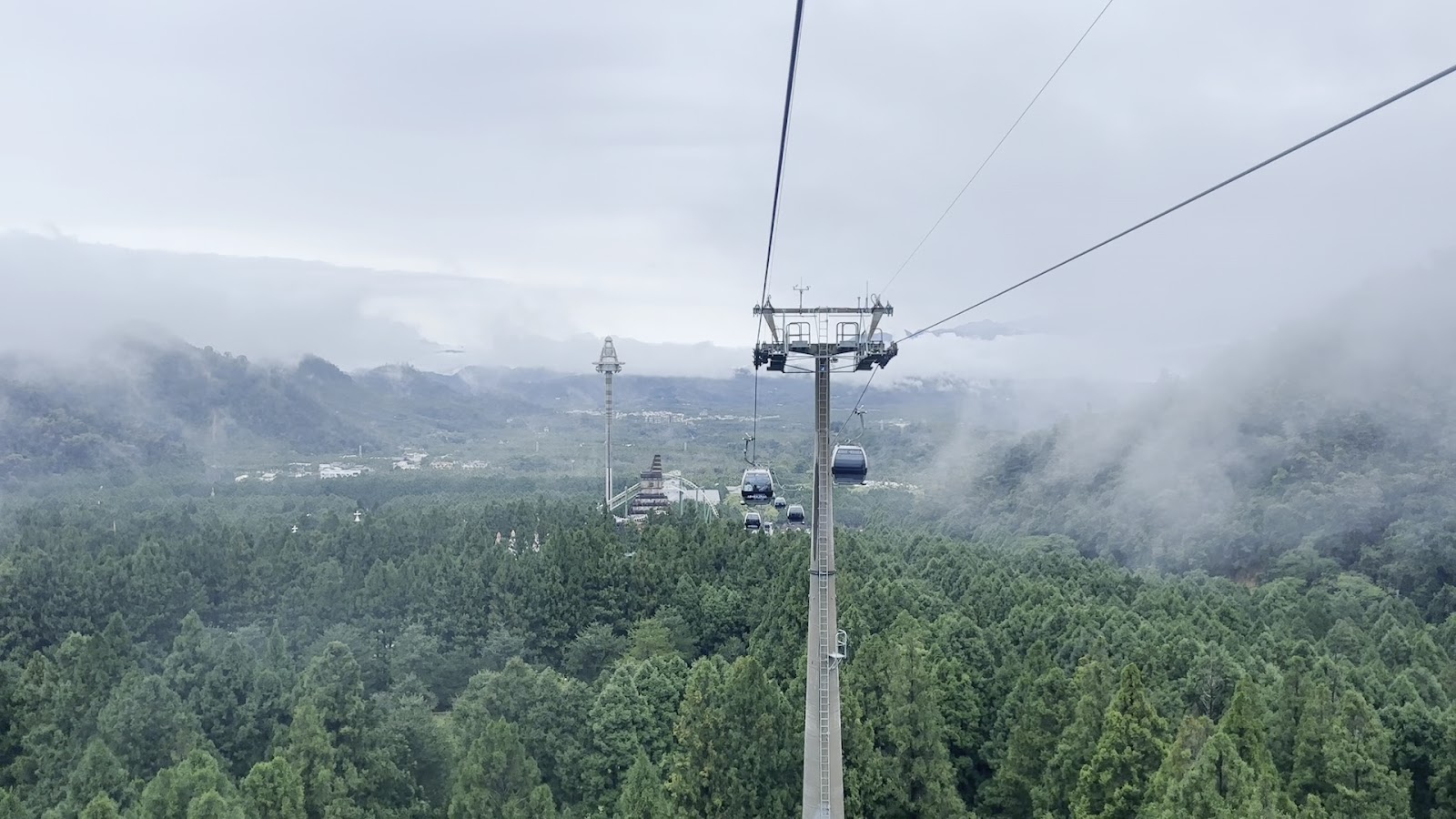日月潭纜車車廂內俯瞰九族文化村與雲霧山嶺