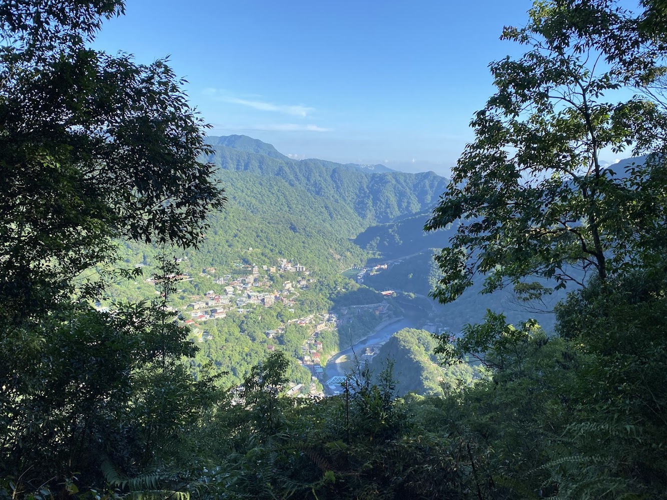 大刀山山區視角俯瞰山谷、小鎮與河流