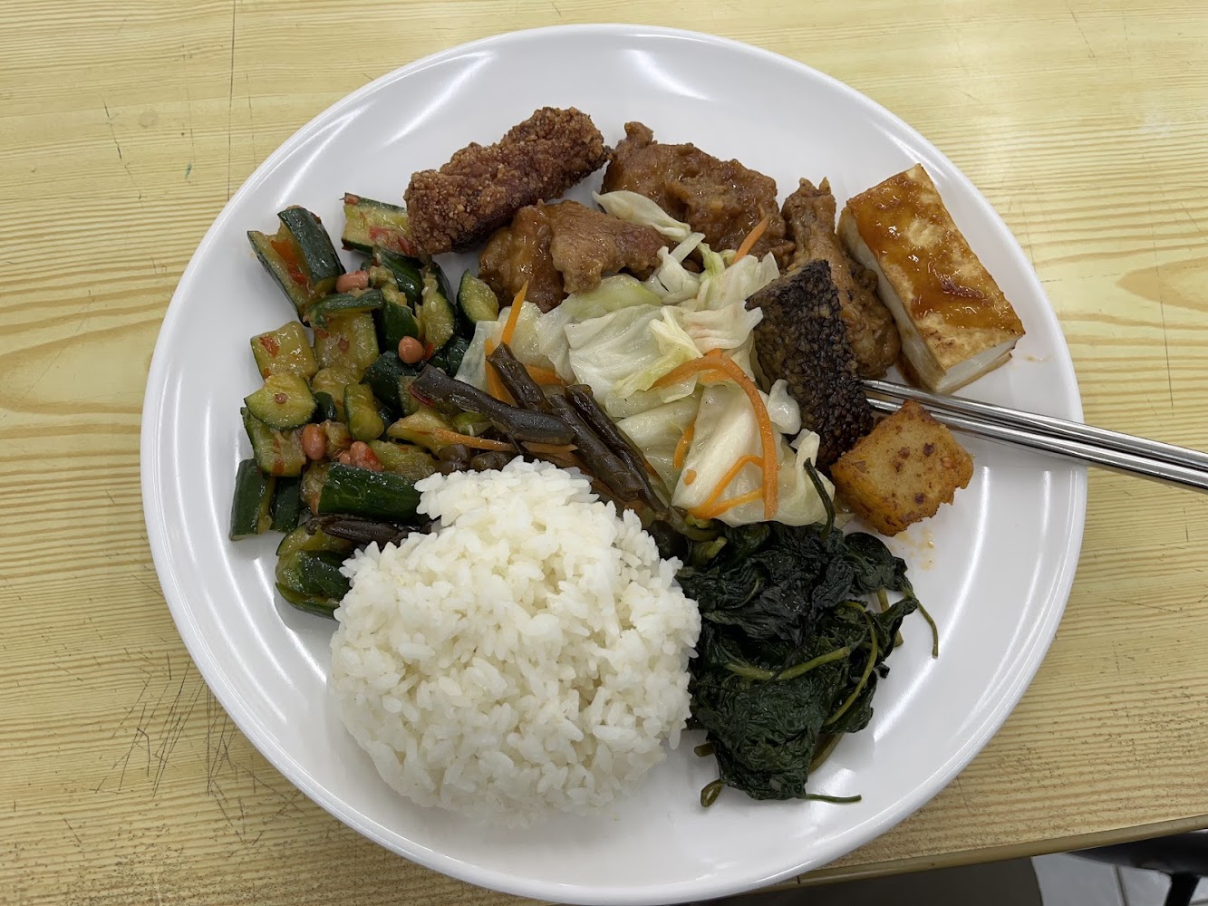 淡江大學美食廣場家常便當與豐富配菜