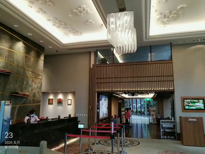 阿里山賓館大廳裝潢高雅，有櫃台與等候區