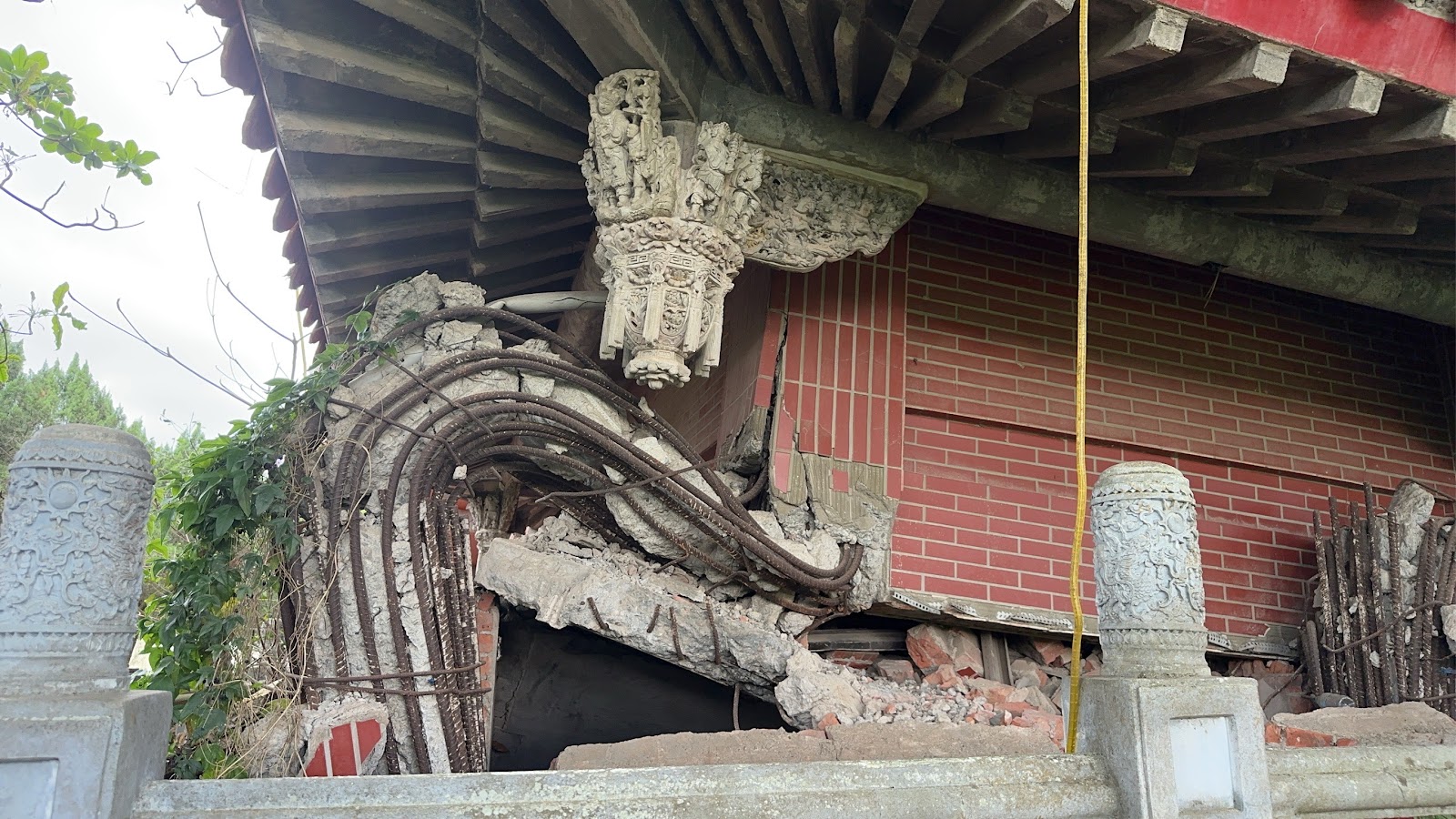 集集武昌宮921地震舊廟遺址倒塌的屋頂石雕與外露鋼筋見證世紀大地震