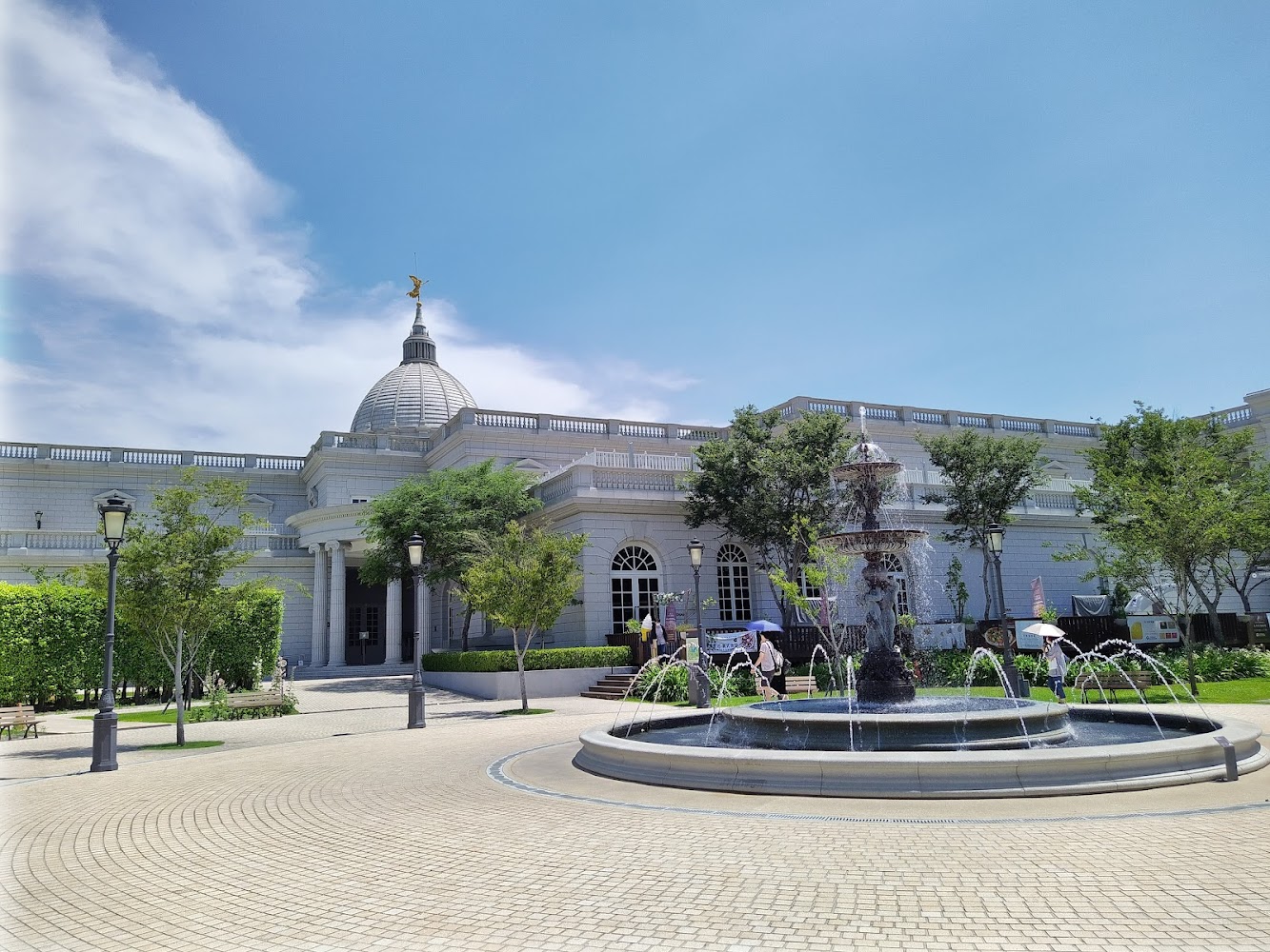 奇美博物館前方大型噴水池與遊客景色