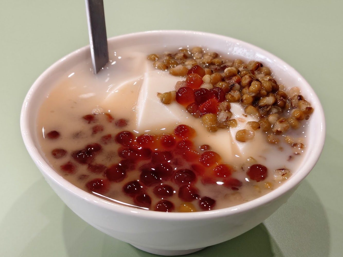 豆花搭配粉圓與綠豆