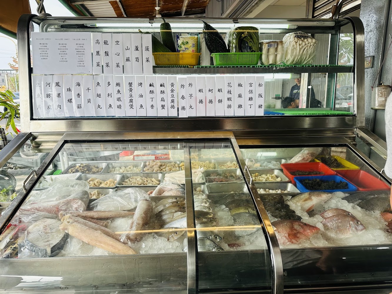 昇港活海產冷藏櫃中的新鮮魚貨與海鮮