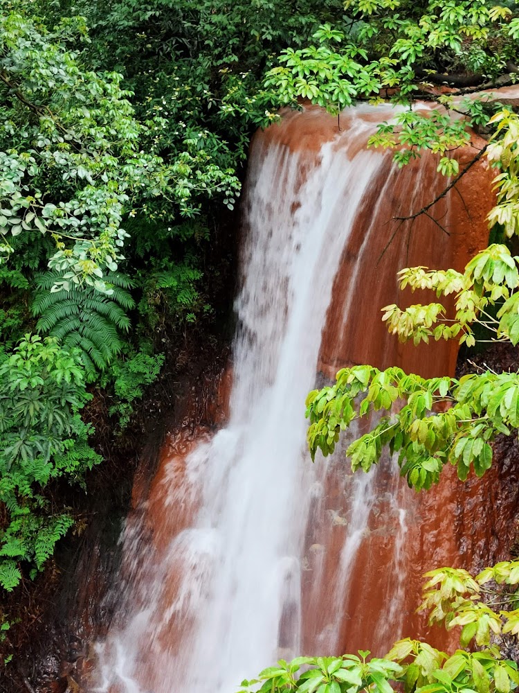白雲瀑布岩壁水瀑