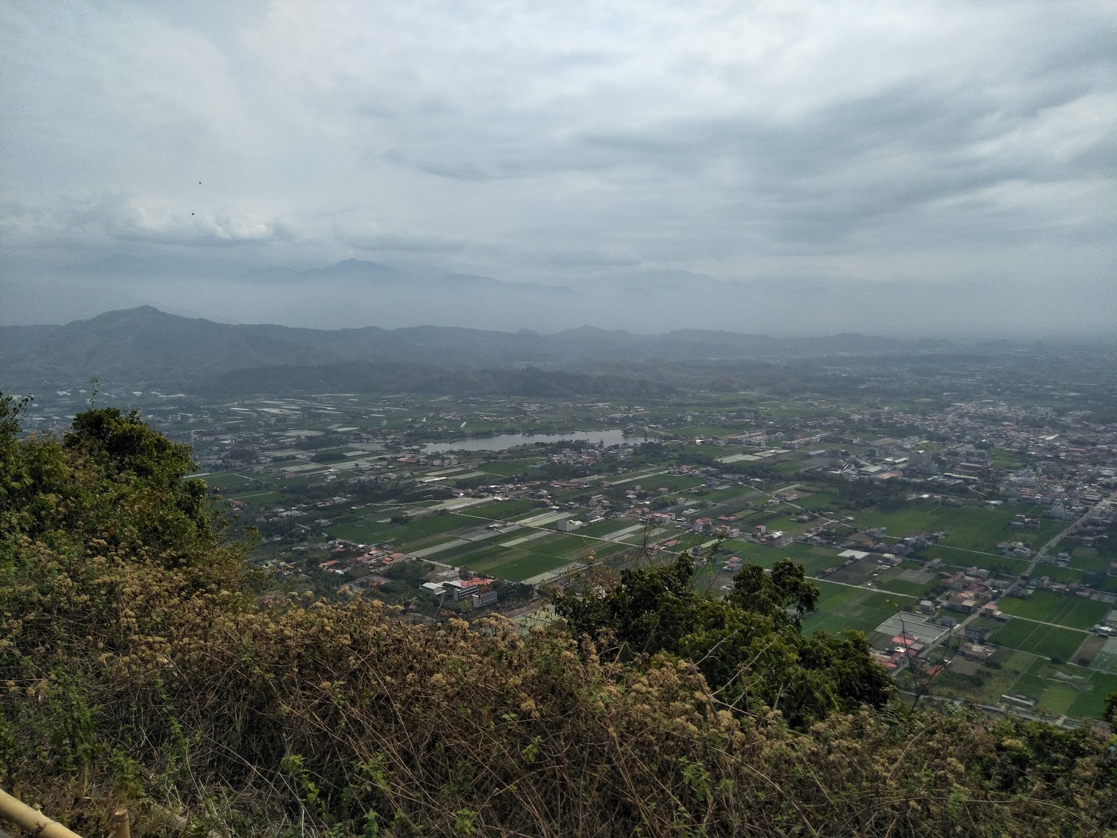 月光山頂視野，俯瞰高雄杉林平原，廣闊農田聚落和遠方山脈