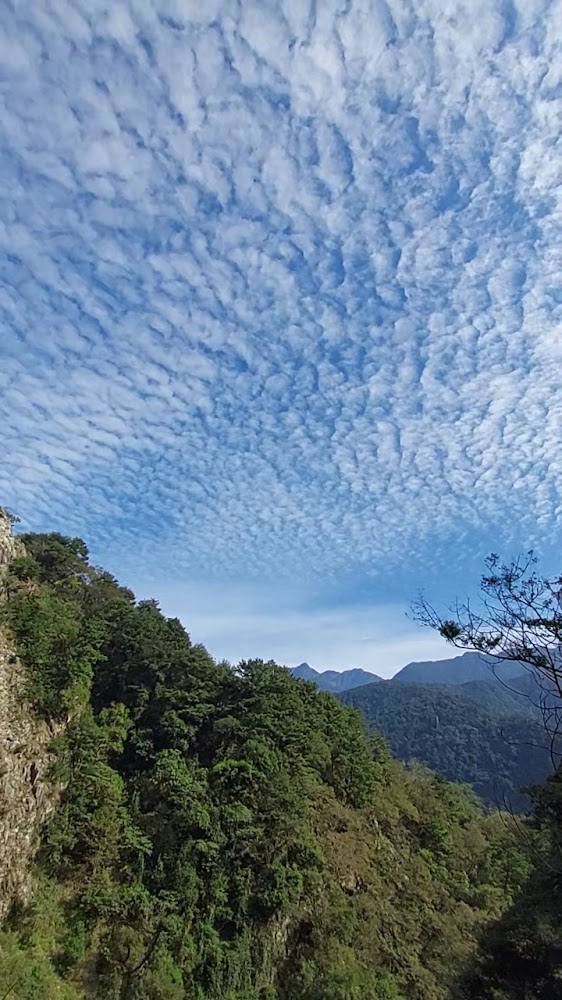 屋我尾山遠方山景與雲海層次