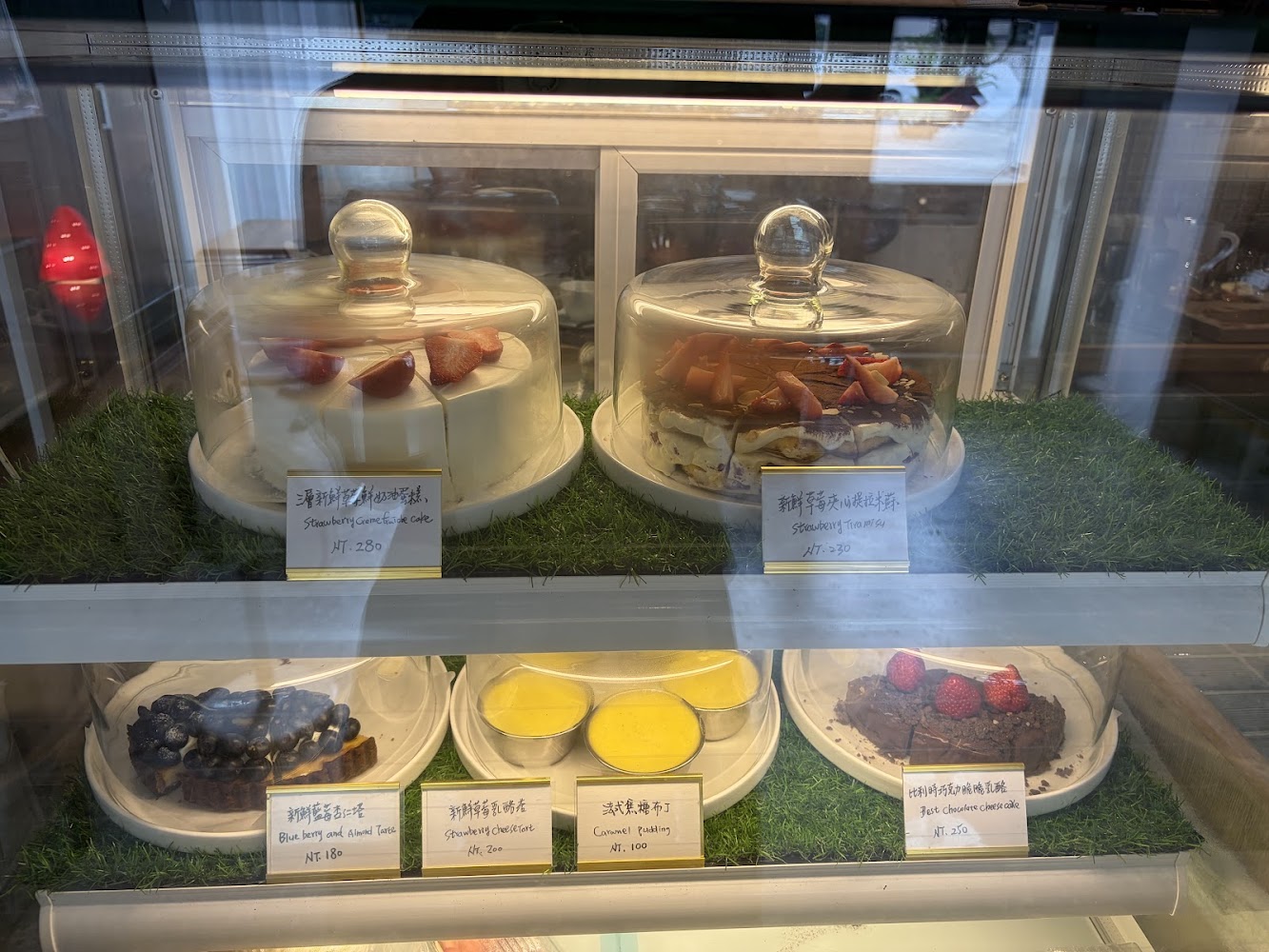 薄荷巴黎 Coffee House 甜點櫃陳列多款蛋糕與布丁