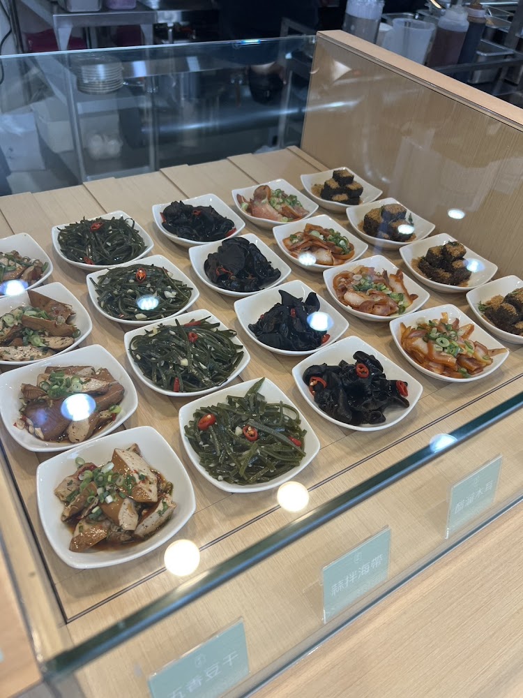 墨竹亭燃麵本家竹北博愛店小菜櫃，陳列海帶絲、木耳、豆干等。