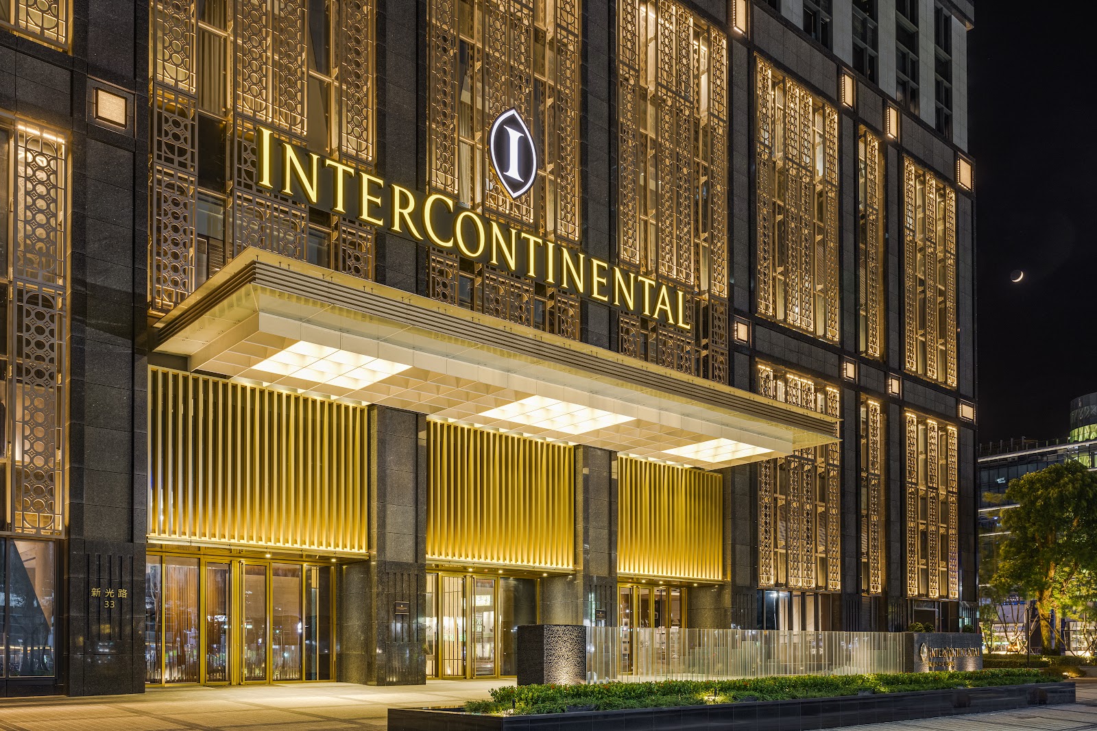 高雄洲際酒店夜間外觀，InterContinental金色招牌燈光璀璨