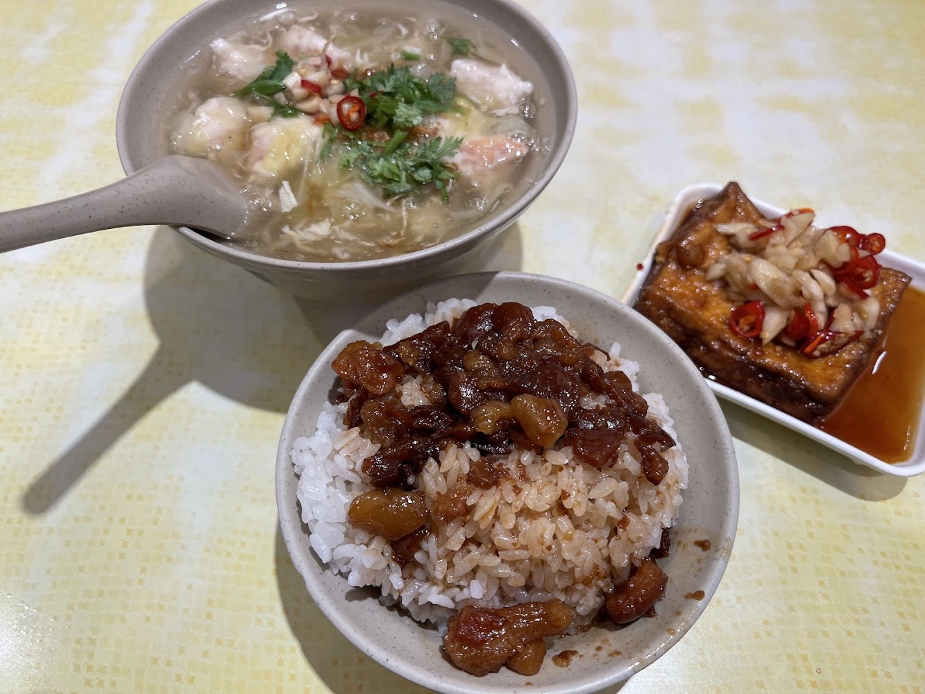 店小二魯肉飯與餛飩湯豆腐