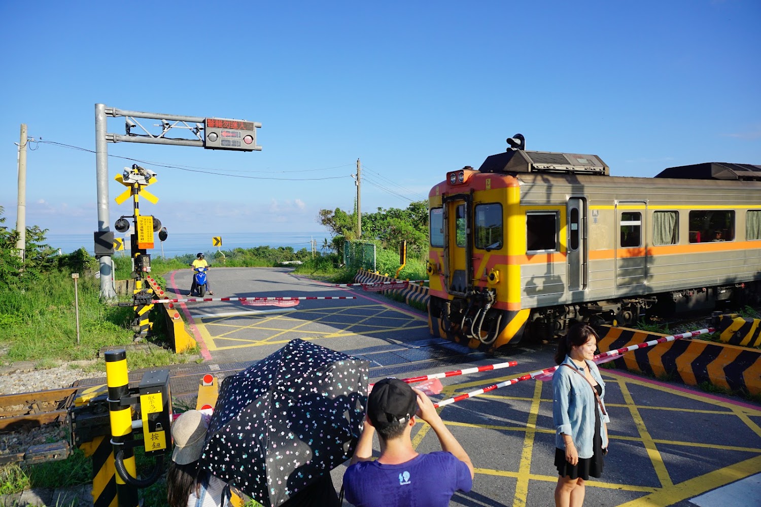 火車通過閘門放下的太麻里平交道現場