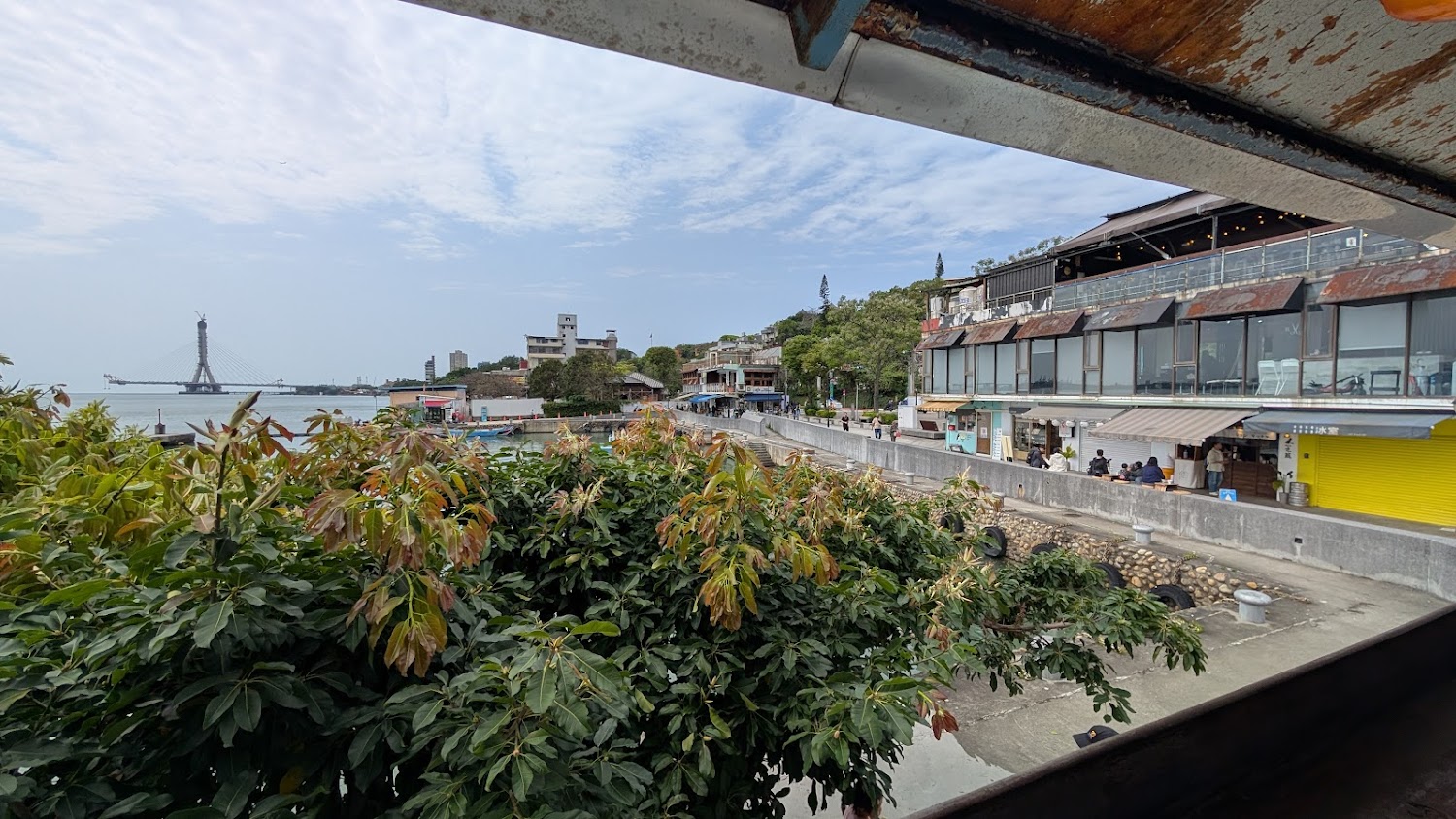 海邊步道與橋樑藍天白雲景色