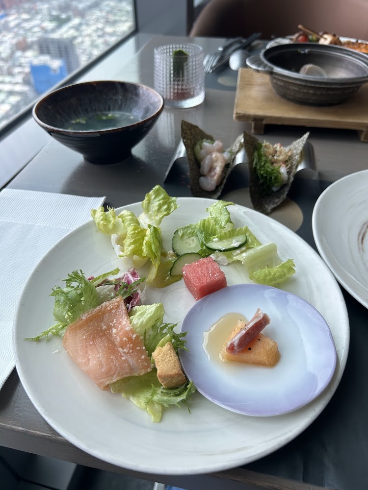 饗饗微風信義店前菜盤與高樓景觀