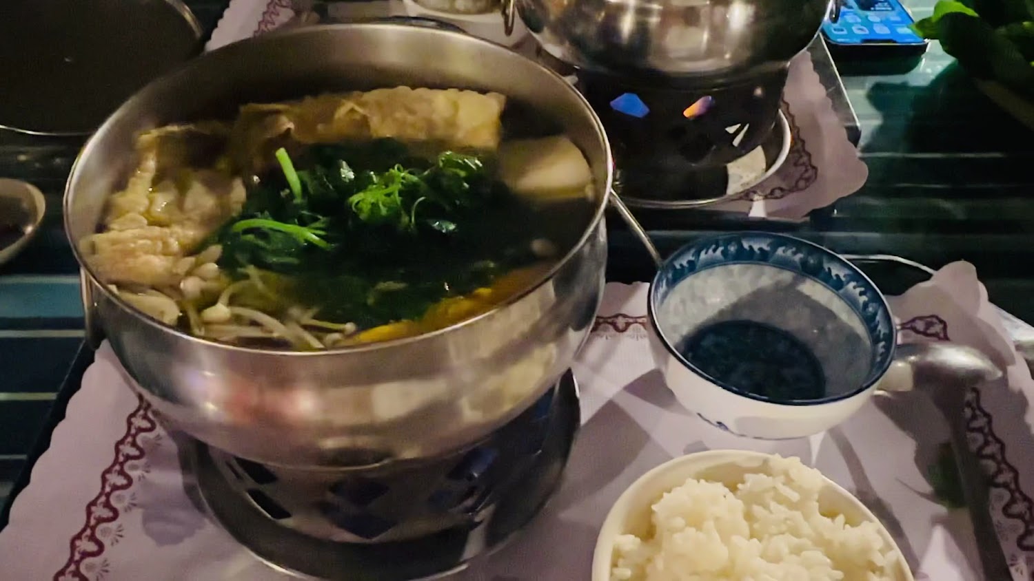 桌上熱騰騰的小火鍋