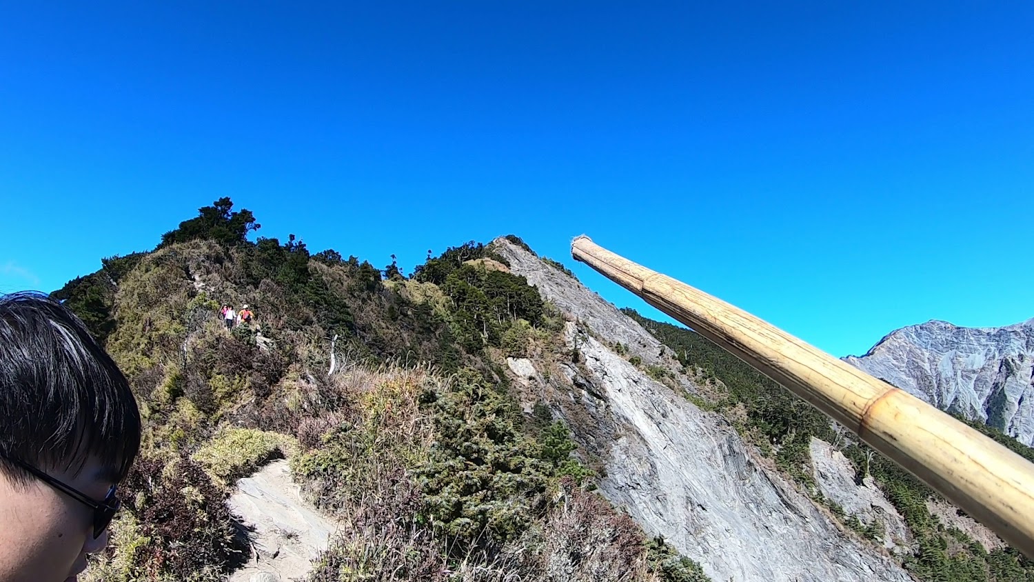 關山嶺山山徑與遠方登山者