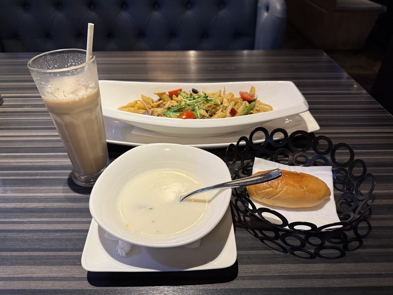 義大利麵套餐包含濃湯小麵包與冰奶茶