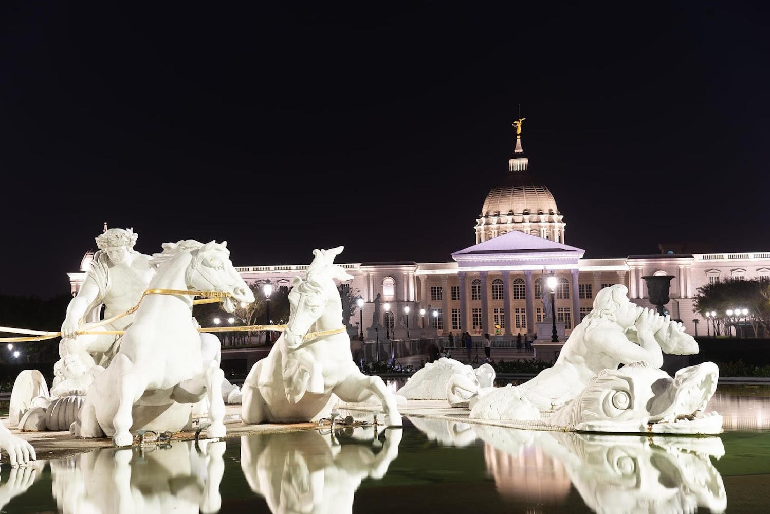 奇美博物館夜景與前方馬車雕塑噴泉