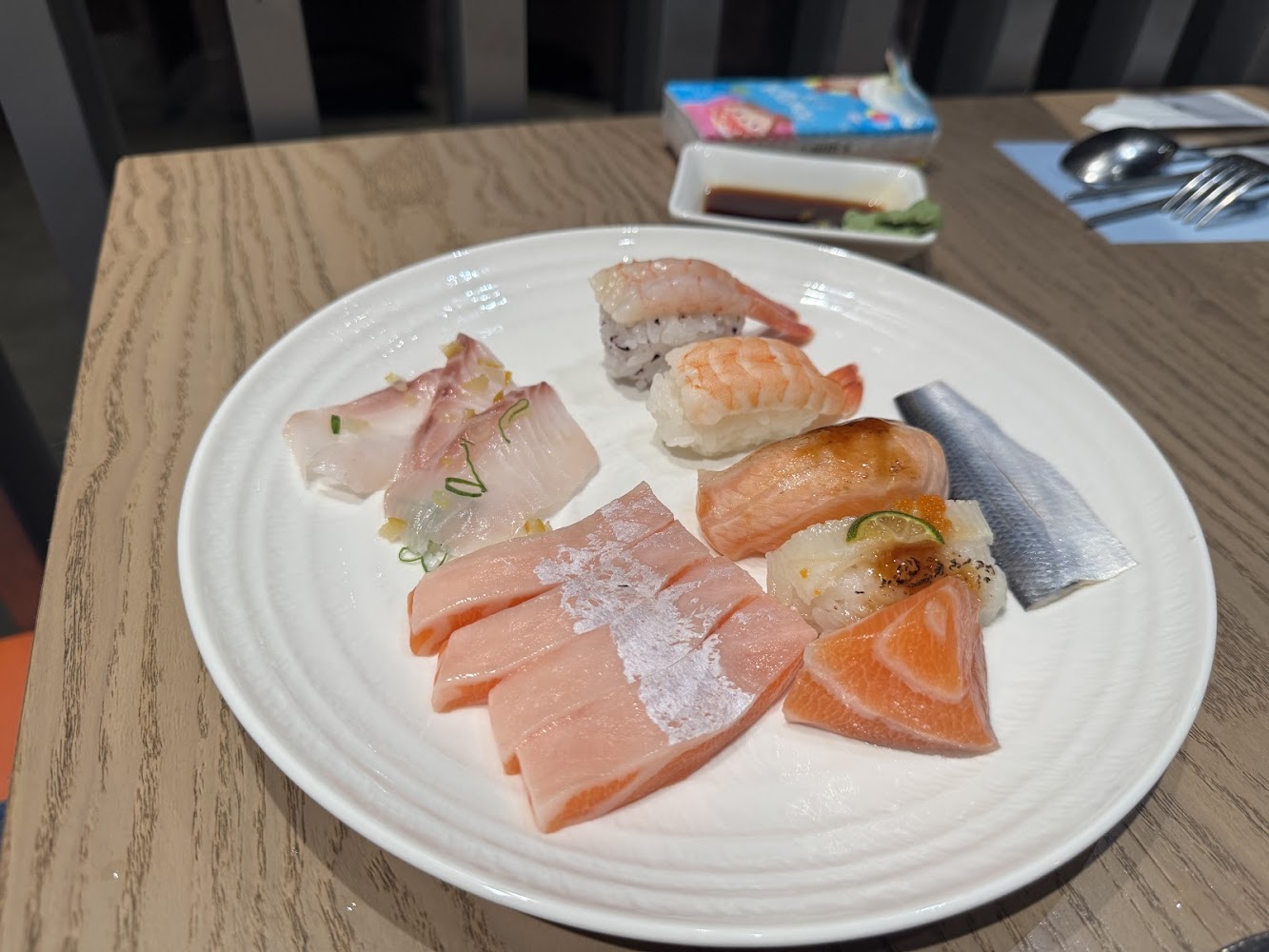 饗食天堂台南西門店生魚片與壽司盤