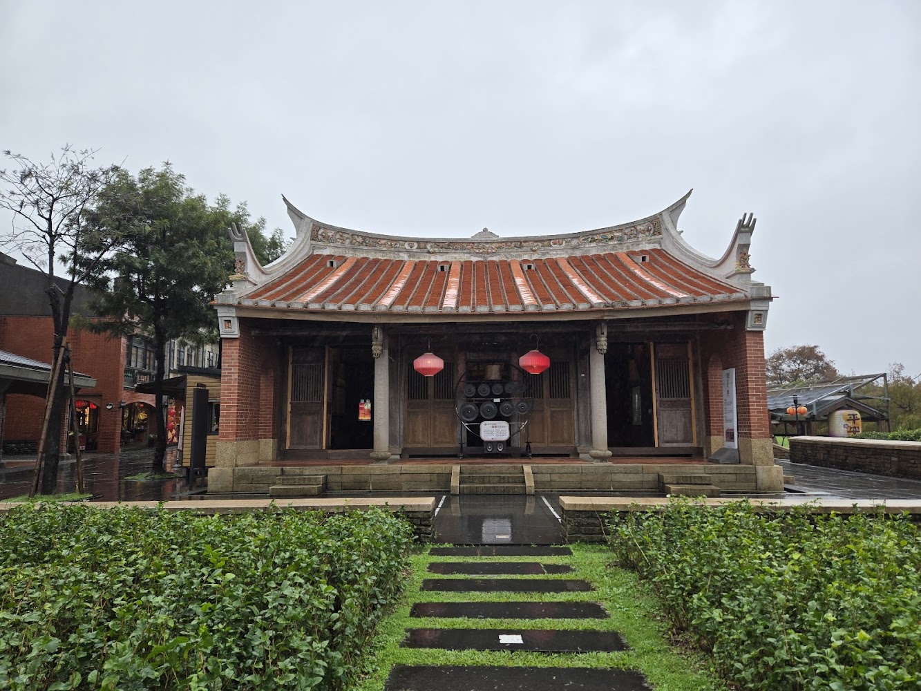 具有傳統閩南建築風格的紅磚古厝與草地