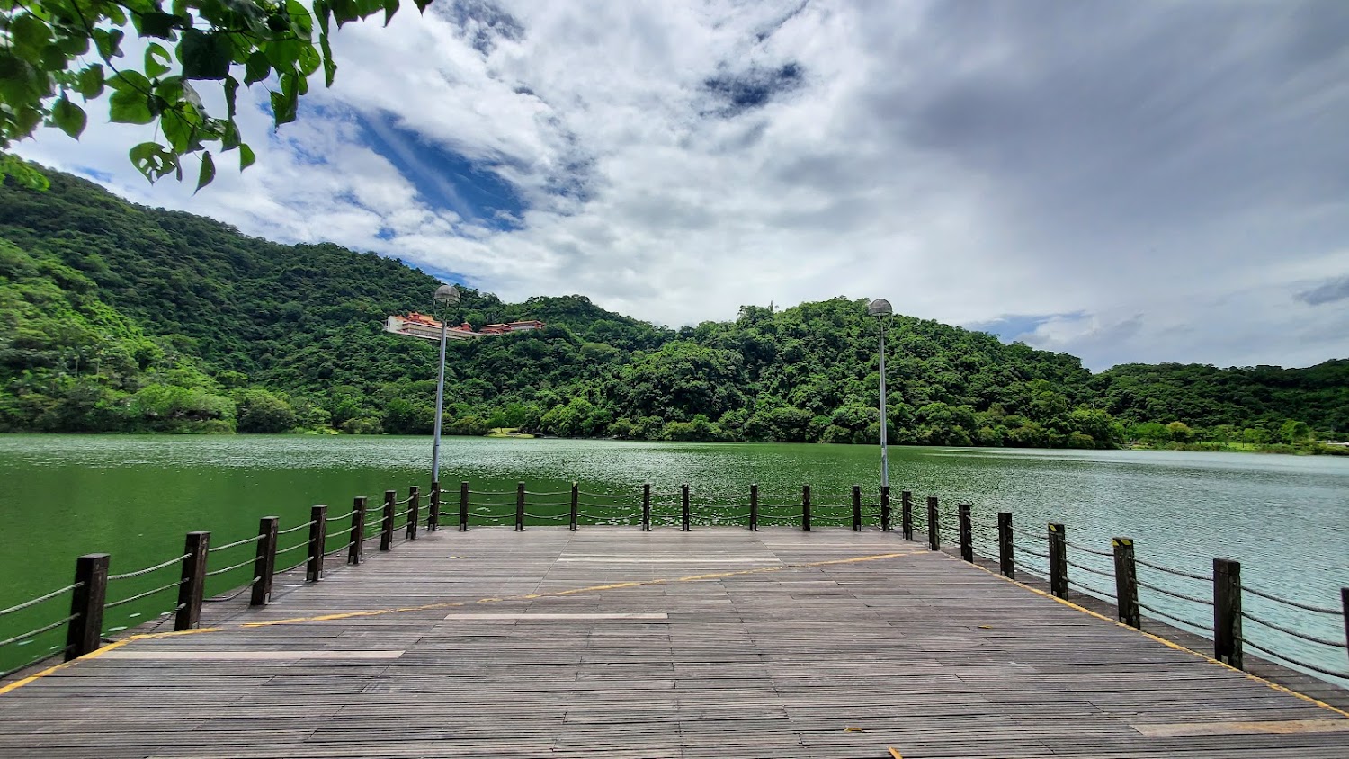 湖泊與木造觀景平台景色