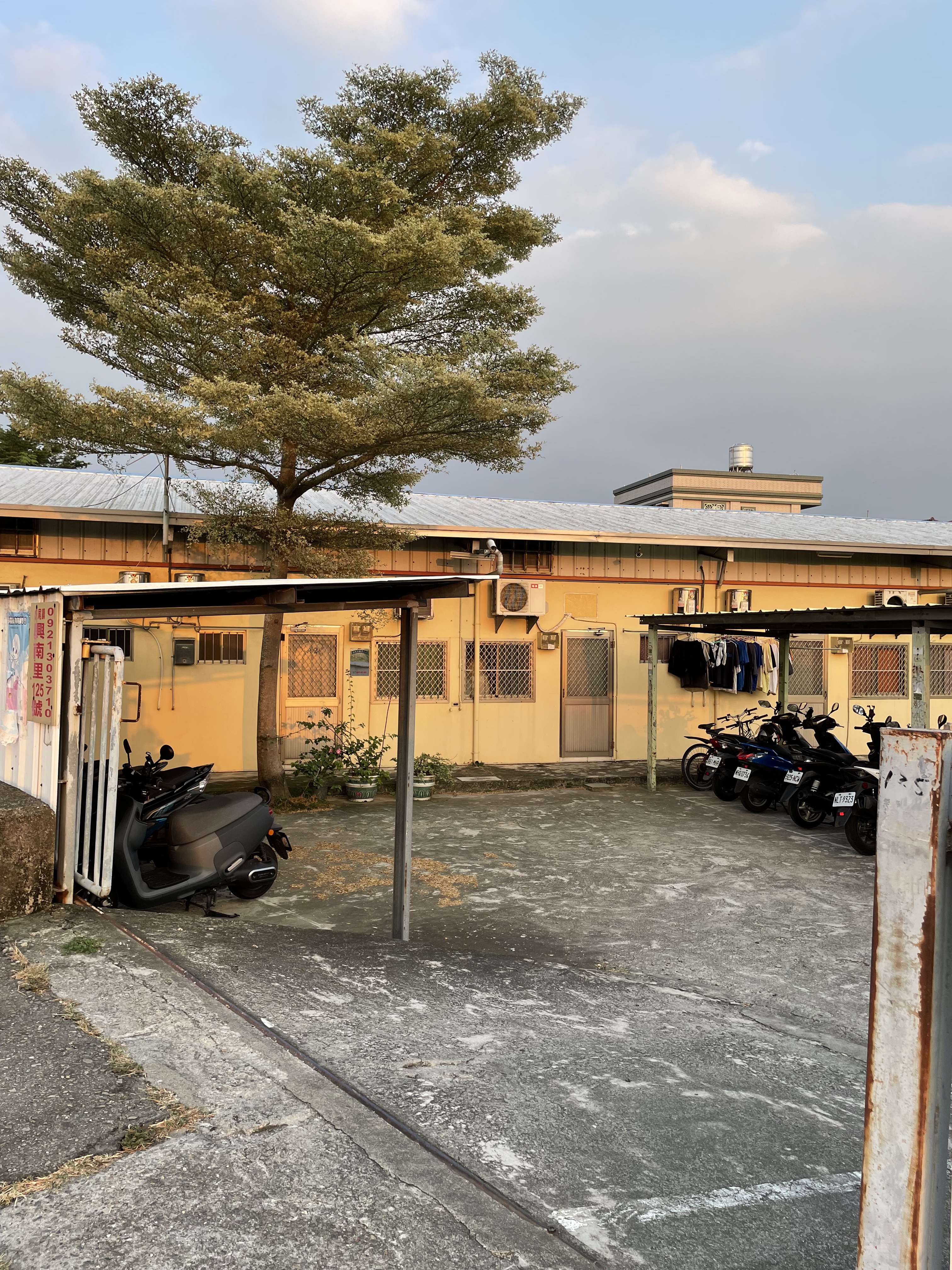 蕃薯庄套房出租外部空地與機車