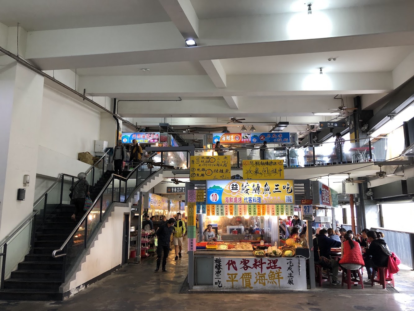大溪漁港室內美食街與用餐人潮