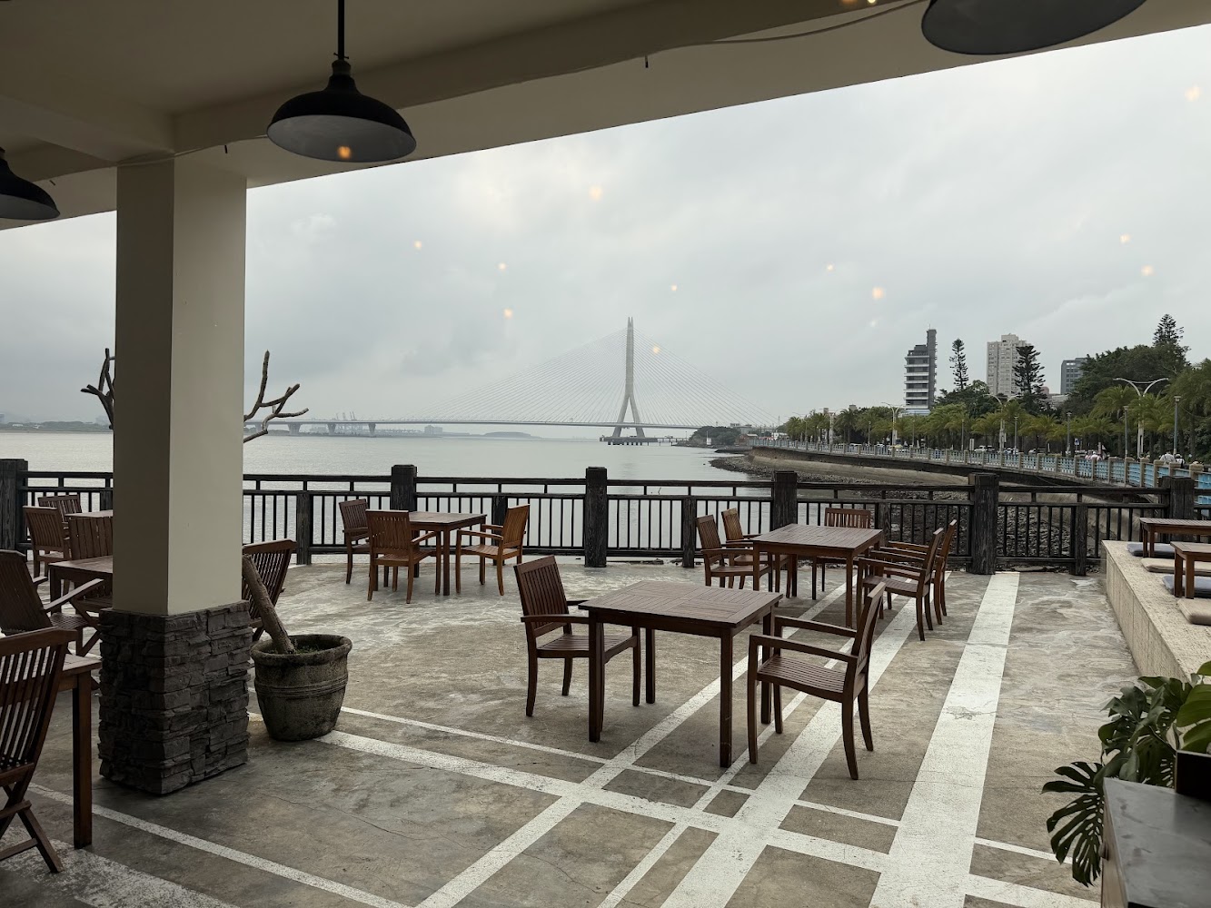 LA VILLA DANSHUI 戶外露台與淡江大橋景色