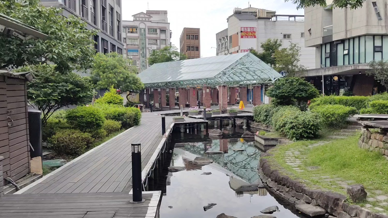 湯圍溝溫泉公園綠意庭院與水景步道