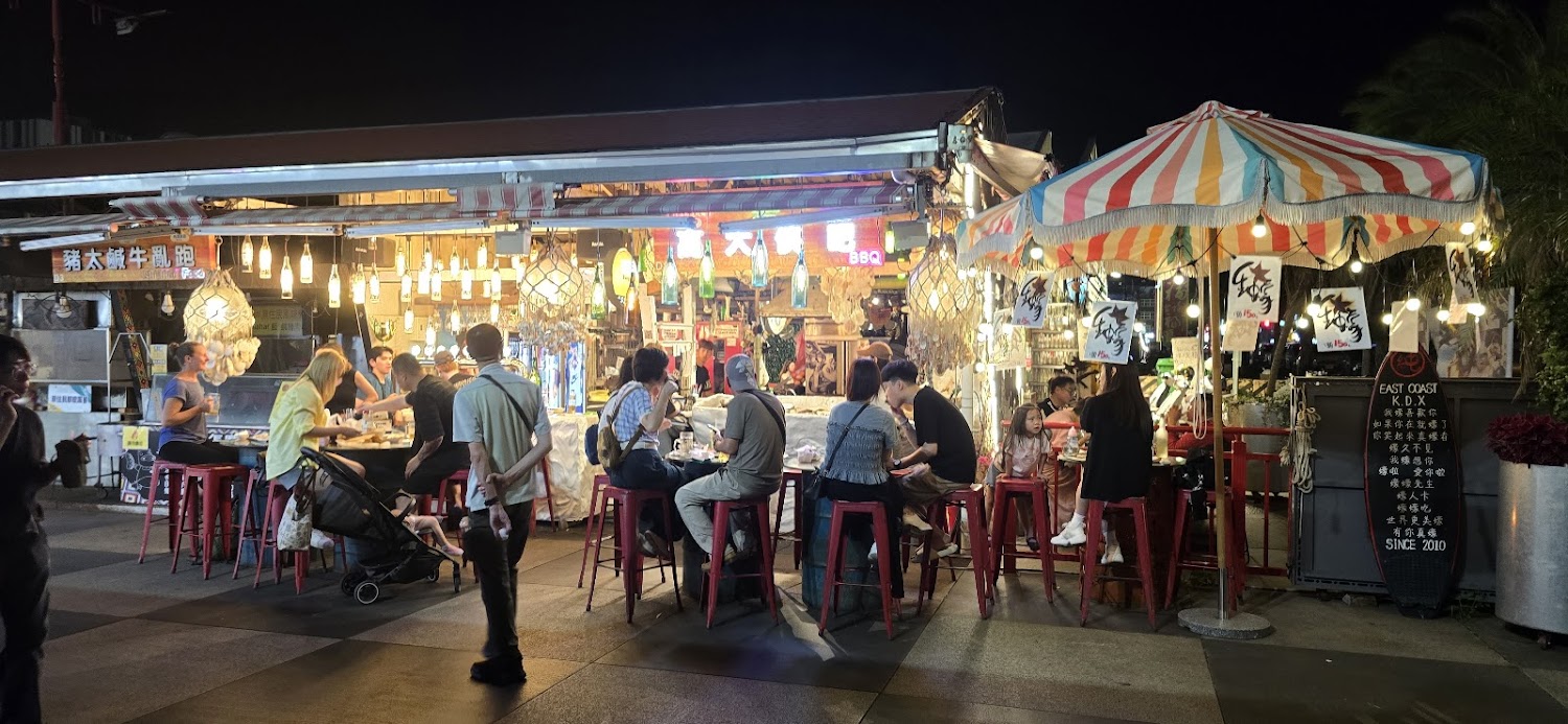 原住民一條街高腳椅用餐區與明亮攤位